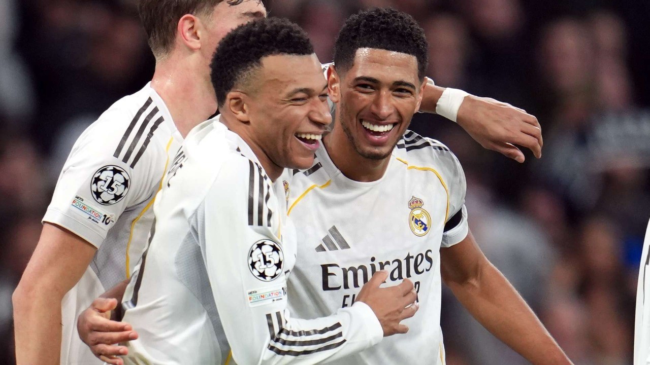 Pemain bola sedang memegang bola
